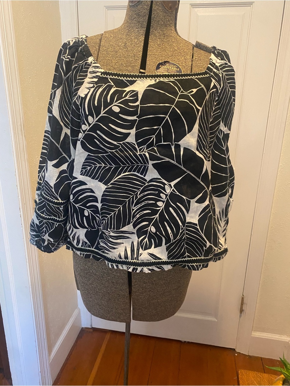 Black & White Linen Leaf Print Peasant Top Size XL Cottagecore Coastal Grandma